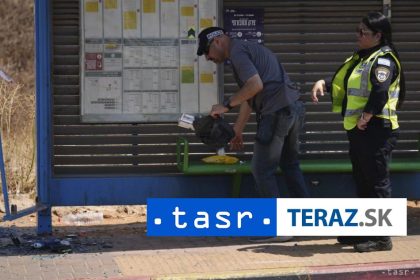 Po naraze auta do zastavky sa zranilo osem ludi