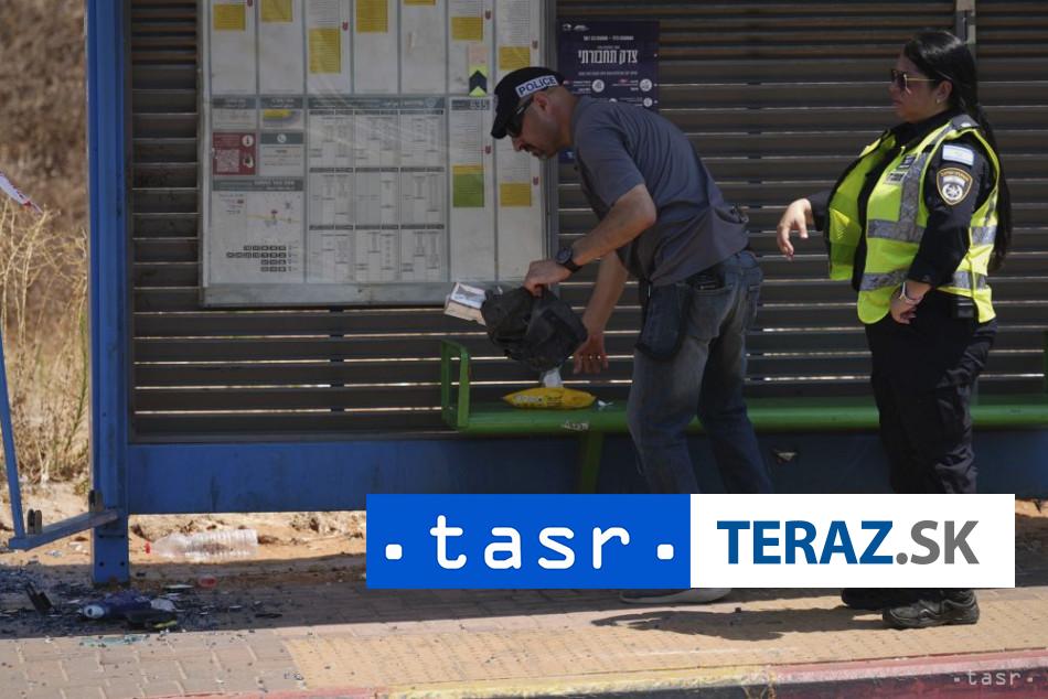 Po naraze auta do zastavky sa zranilo osem ludi