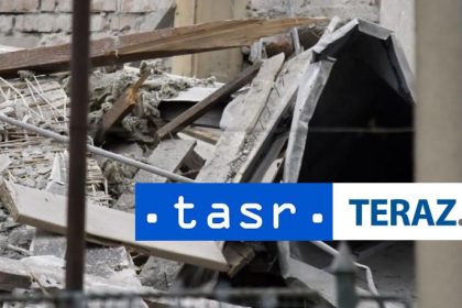 V Rakusku sa po naraze auta zrutil nadchod dve osoby uviazli