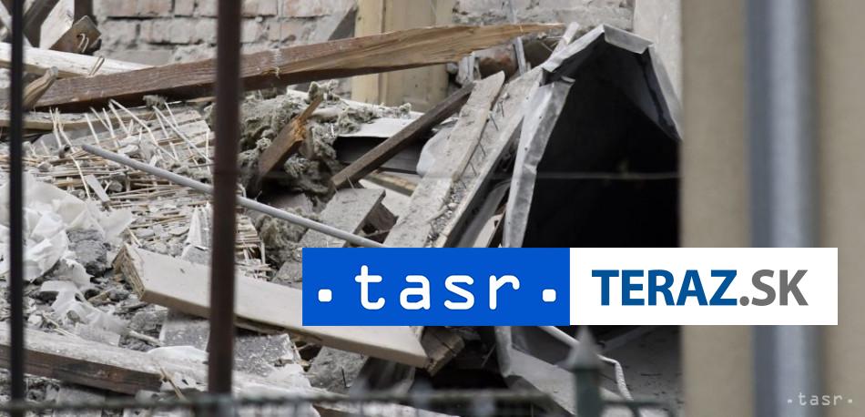 V Rakusku sa po naraze auta zrutil nadchod dve osoby uviazli