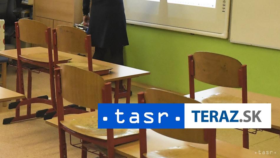Vyhrazky skolam v CR a SR Kto ich financoval