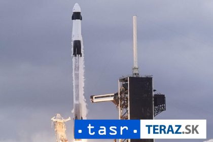 Kozmicka lod Crew Dragon priviedla na ISS styroch astronautov