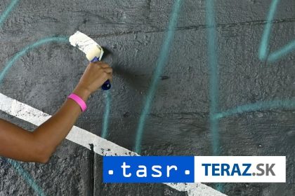 Mur narekov niekto popisal grafitmi proti vojne v Pasme Gazy