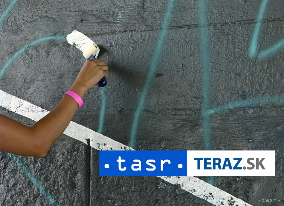 Mur narekov niekto popisal grafitmi proti vojne v Pasme Gazy