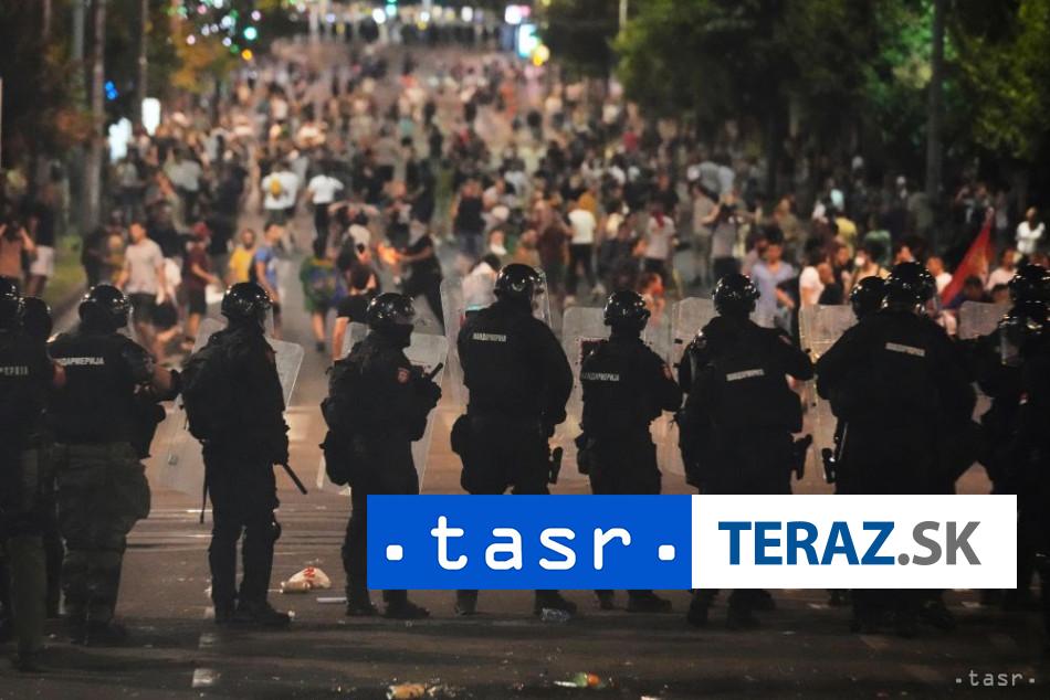 Protesty v Srbsku pokracovali znicili kancelarie vladnucej SNS