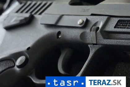 TRAGEDIA NA CERPACEJ STANICI Ozbrojeny utocnik zastrelil policajta