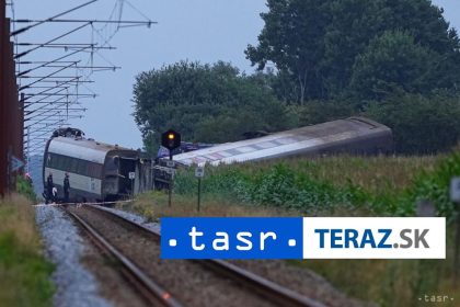 Vlak sa zrazil s vozidlom zomrel clovek a viaceri su zraneni