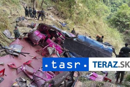 Autobus s turistami sa zrutil z vysky 15 obeti