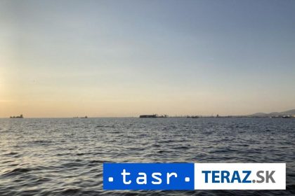Cinska najnovsia lietadlova lod preplavala cez Taiwansky prieliv