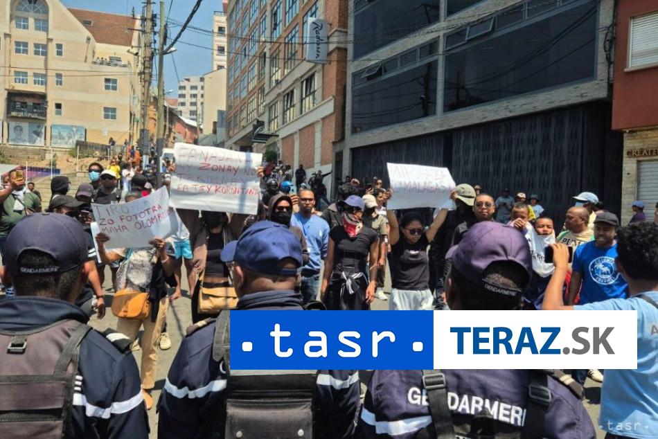 Na Madagaskare opat vypukli potycky medzi demonstrantmi a policiou