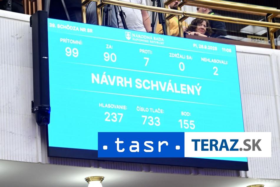 PARLAMENT 90 HLASMI SCHVALIL NOVELU USTAVY SR