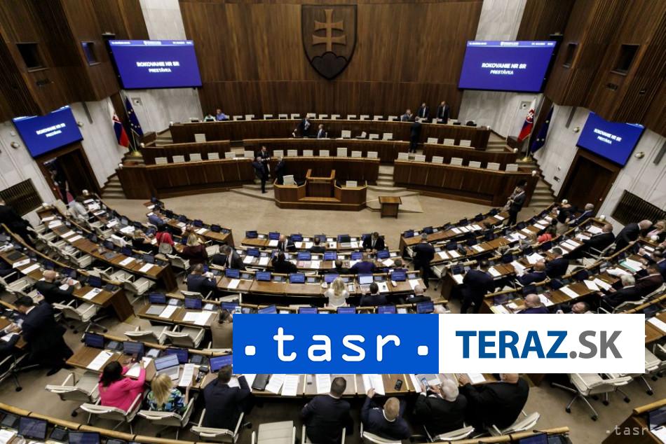 Poslanci sa venovali piatkovemu rokovaniu navrhom rezortu financii