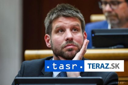 Simecku mrzi ze Fico sa pred rokovanim so Zelenskym stretol s Putinom