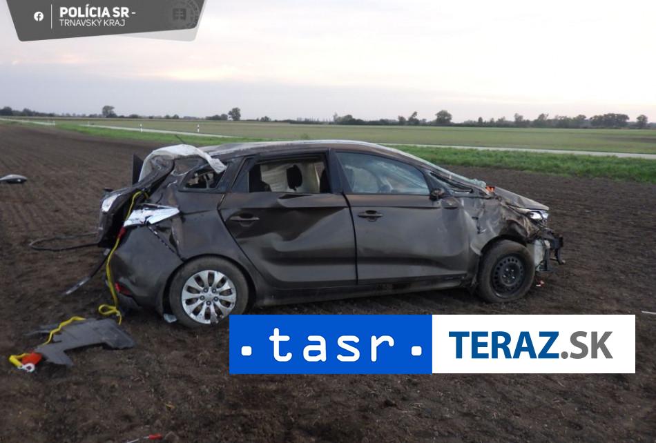 Tragicka nehoda Spolujazdec vypadol z auta pri prevrateni