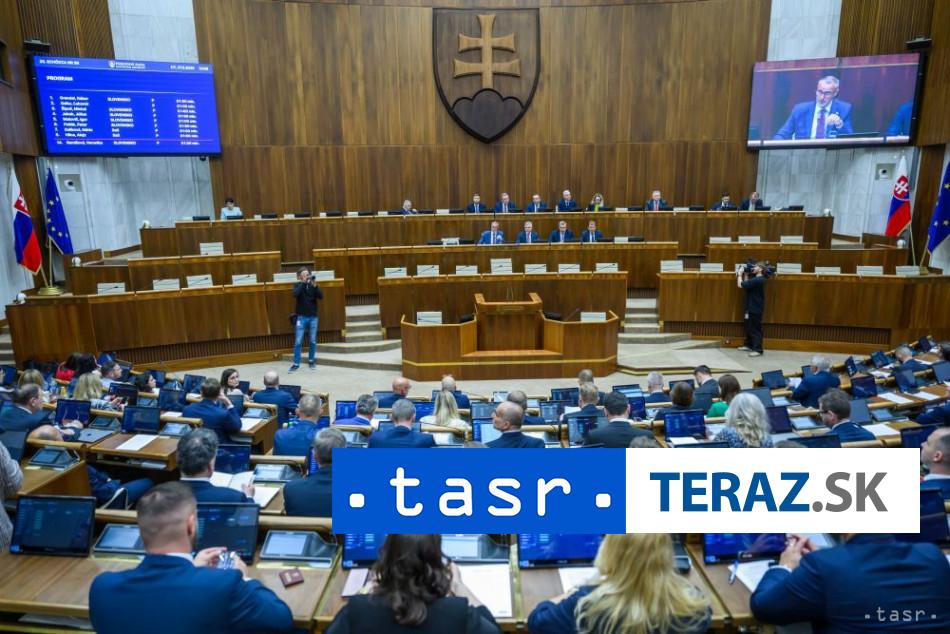 Poslanci ukoncili rokovanie diskusiou o manzelskom bonuse