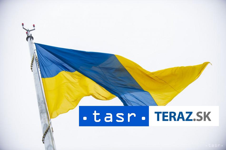 Ceske strany vyvesili na budovu snemovne ukrajinske vlajky