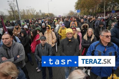Tisice srbskych studentov demonstrovali pozaduju predcasne volby