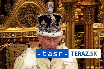 Aktivisti hodili kolac do vitriny s korunovacnymi klenotmi