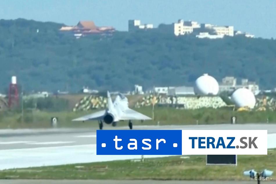 Cina pokracuje v manevroch pri Taiwane vratane ostrych strelieb