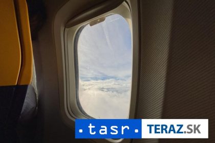 DRAMA V LIETADLE MUZ SA SNAZIL OTVORIT DVERE