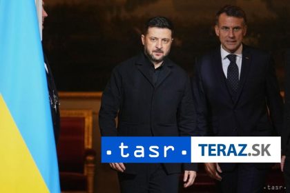 Macron podla medii varoval Zelenskeho pred zradou USA