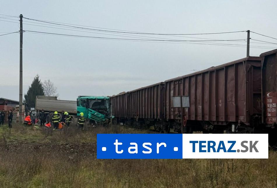 Pri zrazke nakladneho auta s vlakom v Bolesove sa vazne zranil vodic