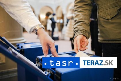 Svajciari v referende odmietli povinnu sluzbu a dan