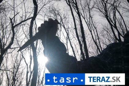 UTOK NOZOM A NEZNAMOU KVAPALINOU ZRANENIA UTRPELO 14 LUDI