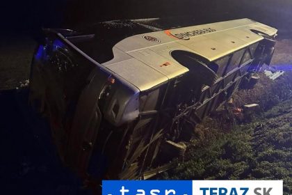 VAZNA NEHODA Autobus sa prevratil pred Bratislavou