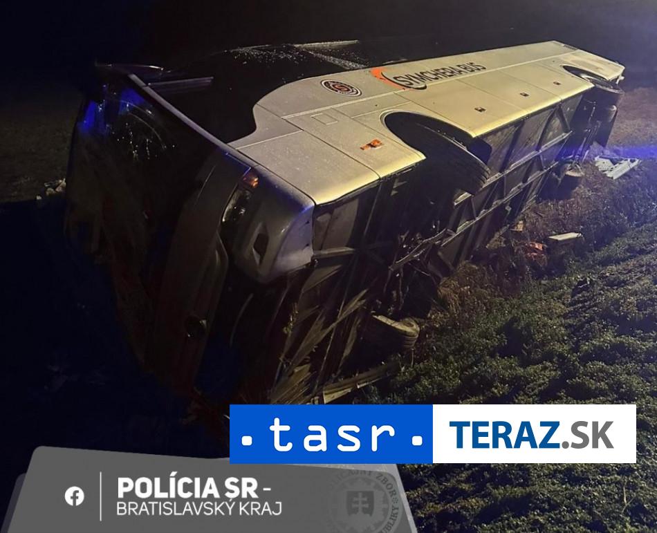 VAZNA NEHODA Autobus sa prevratil pred Bratislavou