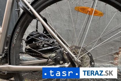 VIDEO Cyklista jazdiaci v protismere zrazil auto