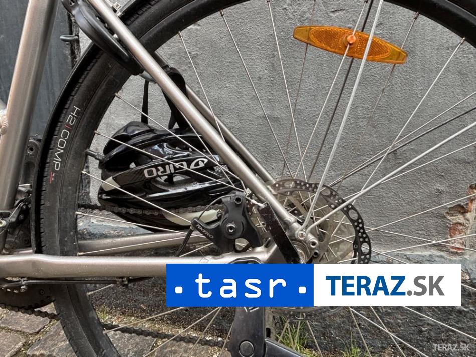 VIDEO Cyklista jazdiaci v protismere zrazil auto