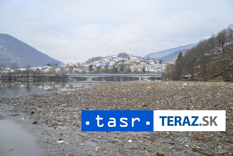 VIDEO Vodnu nadrz Ruzin opat zaplavili odpadky