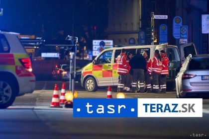 Vodic auta narazil do zastavky s ludmi su zranenia