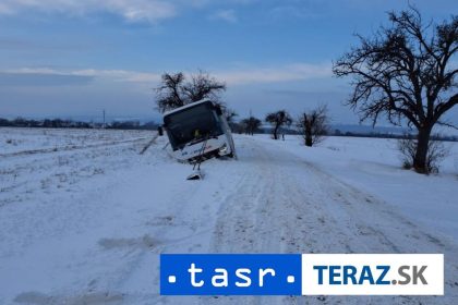 Autobus pri Rankovciach zisiel z cesty evakuuju cestujucich