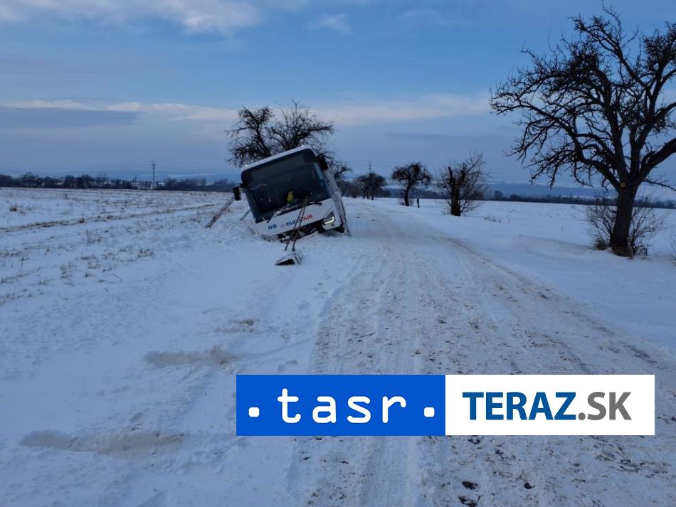 Autobus pri Rankovciach zisiel z cesty evakuuju cestujucich