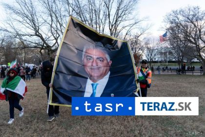 Iran Pahlavi vyzval bezpecnostne sily k demonstrantom