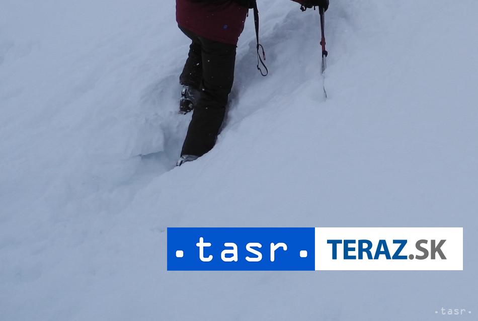 POZOR NA LAVINY Nebezpecenstvo v Tatrach stupne na treti stupen