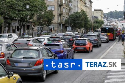 TVORIA SA KOLONY V Bratislave sa zrazilo pat aut
