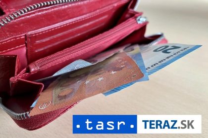 Fini mali menej falsovanych bankoviek pomohli bezhotovostne platby