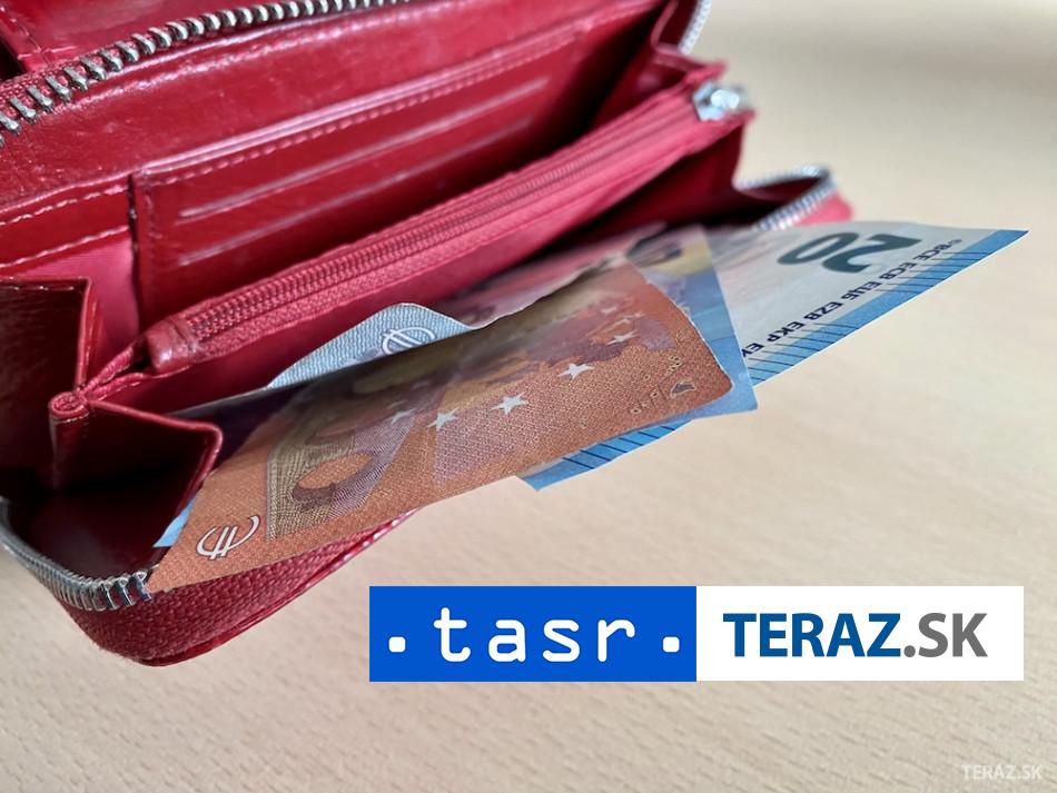 Fini mali menej falsovanych bankoviek pomohli bezhotovostne platby