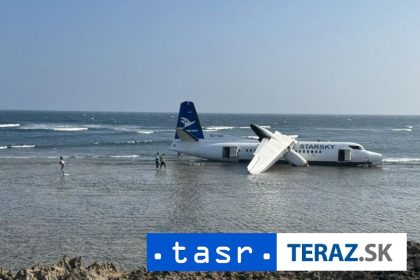 Lietadlo s 55 pasaziermi neprislo na pristavaciu drahu a skoncilo vo vode