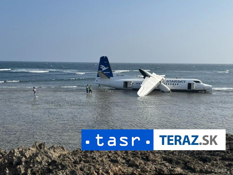 Lietadlo s 55 pasaziermi neprislo na pristavaciu drahu a skoncilo vo vode