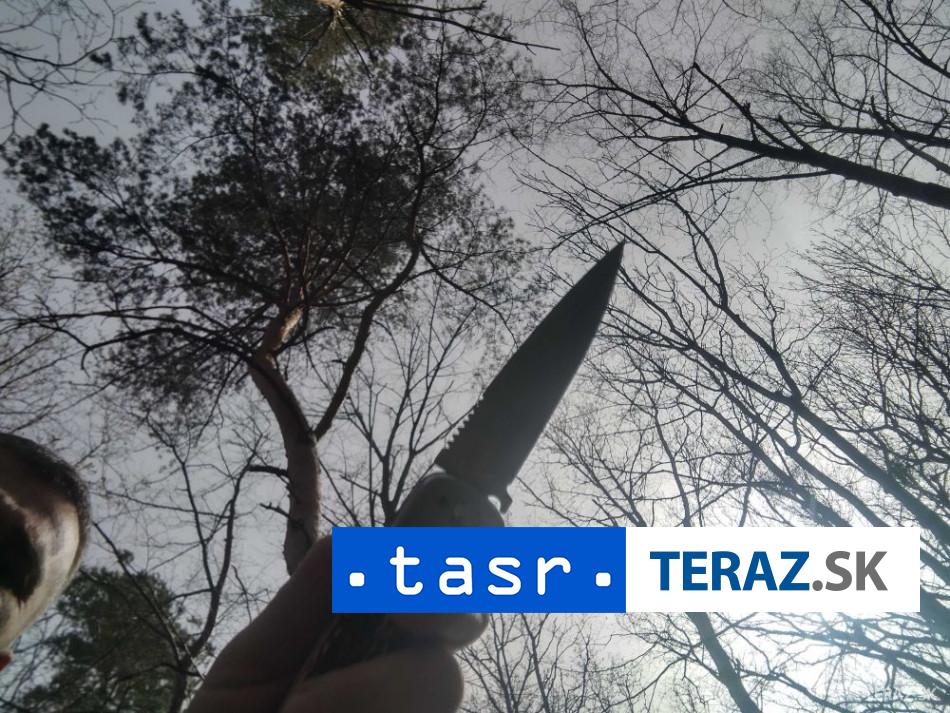 Muz s nozom v ruke podrezem ta a dam ta do kufra