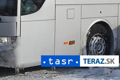 NEHODA na dialnici za Sintavou Autobus skoncil v poli