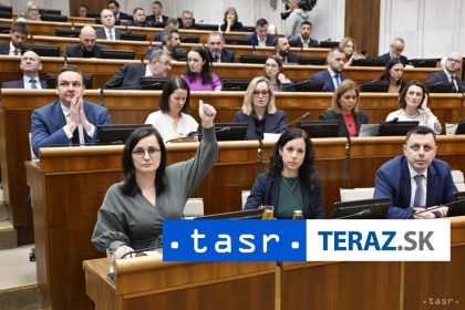 Poslanci zacali rokovanie zaverecnymi rechami k odvolavaniam ministrov