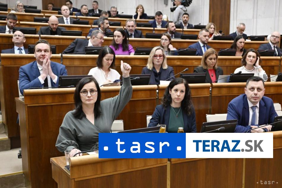 Poslanci zacali rokovanie zaverecnymi rechami k odvolavaniam ministrov