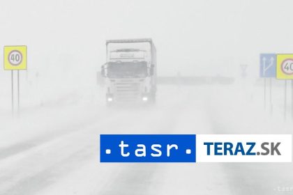 SILNE SNEZENIE V MADARSKU Doprava kolabuje havarovalo 16 autobusov