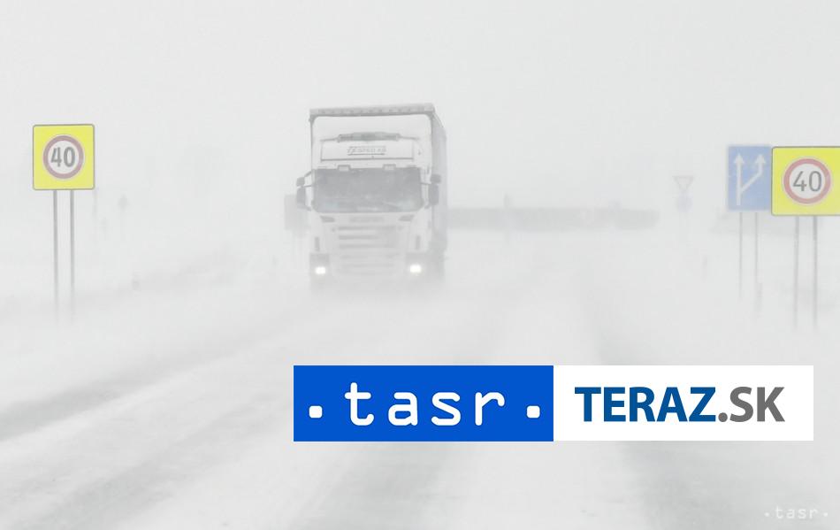 SILNE SNEZENIE V MADARSKU Doprava kolabuje havarovalo 16 autobusov