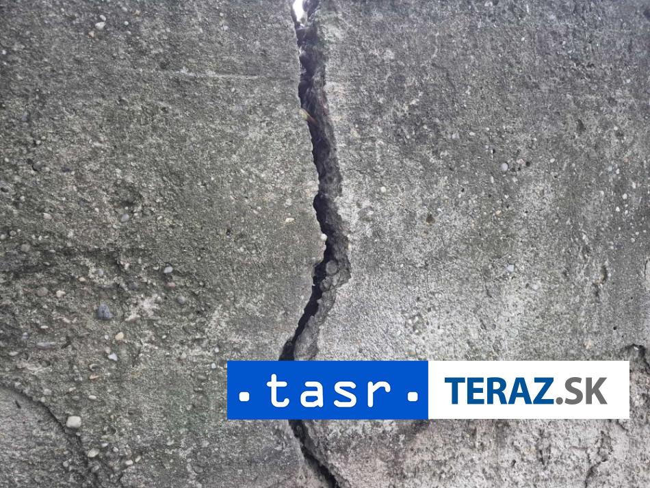 Sobotne zemetrasenie poskodilo 350roczny katolicky kostol v obci Bac